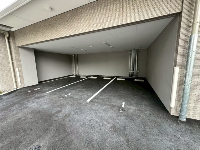 エスリード難波AGREAの駐車場