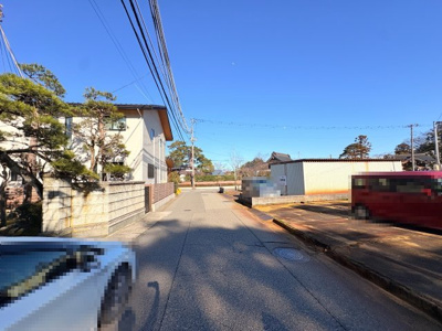 【前面道路含む現地写真】 | 新発田市中央1丁目　庭付き古民家風戸建　6DK
