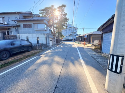 【前面道路含む現地写真】 | 新発田市中央1丁目　庭付き古民家風戸建　6DK