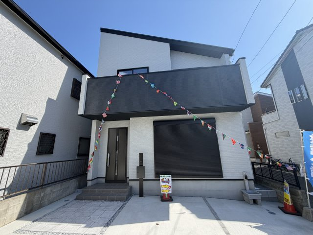 《仲介手数料無料》北区日進町１丁目728-8新築一戸建てミラスモの外観|通り抜けできない道路に面しています。
周辺は東から西側に向かって下り坂になっていますので現地にて周辺環境をご確認下さい。