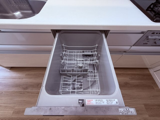 【キッチン】 | 中野区鷺宮４丁目　中古戸建て | 食後の片付けをサポートする食洗機付きで家事負担を軽減します