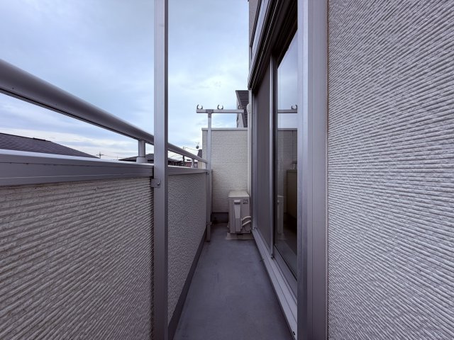 【バルコニー】 | 中野区鷺宮４丁目　中古戸建て | 陽当たり良好で洗濯物もよく乾く、使い勝手の良いバルコニーです