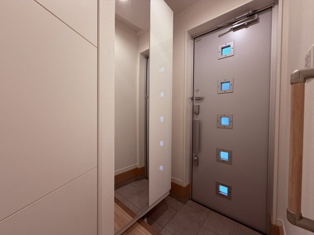 【玄関】 | 中野区鷺宮４丁目　中古戸建て | ゆとりある玄関スペースが、住まいに上品な印象を与えます