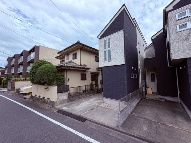 【外観】 | 中野区鷺宮４丁目　中古戸建て | 落ち着いた色調が街並みに調和する、上品で洗練された外観
