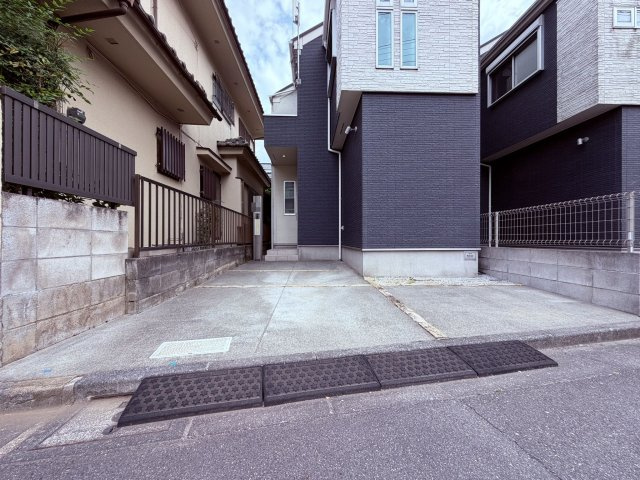【駐車場】 | 中野区鷺宮４丁目　中古戸建て | ゆとりある駐車スペースで、お車の出し入れもスムーズです