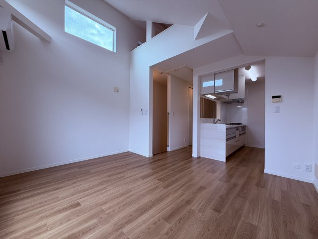【居間・リビング】 | 中野区鷺宮４丁目　中古戸建て | ゆとりある広さで、心地よくくつろげるLDK空間です