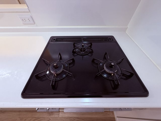 【キッチン】 | 中野区鷺宮４丁目　中古戸建て | 火力調整がしやすいガスコンロで、本格的な料理も楽しめます