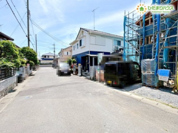 熊谷市肥塚　第9期　新築戸建　クライン　01の前面道路含む現地写真|前面道路が広々とした幅員６ｍとなっており、車の運転や駐車が苦手な方でも焦らず安全に出し入れ可能！大きめのミニバンでもすれ違いがスムーズに行えるため、毎日の送り迎えや週末のお出かけも快適です☆