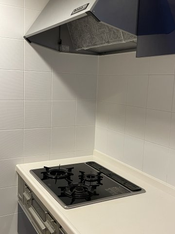 サーパスシティ三枚橋　沼津市三枚橋町のキッチン|コンロは３口あり、複数調理も困りません。