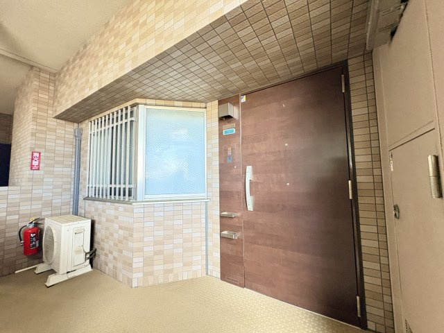 サーパスシティ三枚橋　沼津市三枚橋町の玄関|ゆとりある広さの玄関で、開放感を感じられる空間となっております。