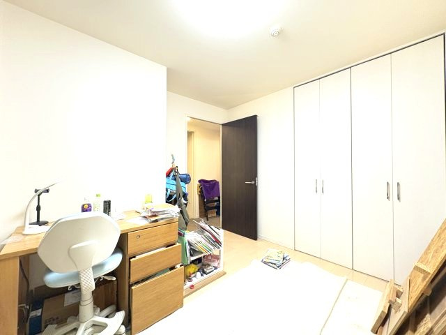サーパスシティ三枚橋　沼津市三枚橋町の洋室|お子様のお部屋としてはもちろん、書斎や趣味部屋としても活用しやすい洋室です。