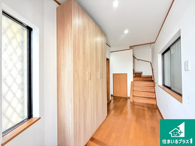 泉１丁目　中古戸建の玄関|収納もある玄関です
