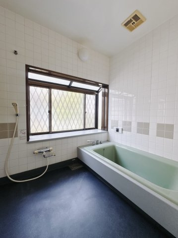 【中古戸建】熊谷市妻沼東4丁目の浴室|■浴室｜足を伸ばしてゆったりと入浴ができる1坪タイプのバスルームです♪大きな窓がついておりますので、湿気で篭りがちなバスルームも換気することができます( ＾＾ )