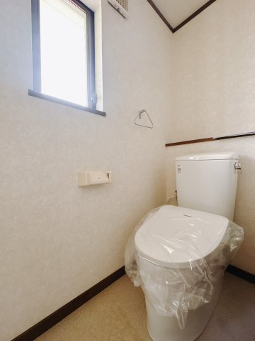 【中古戸建】熊谷市妻沼東4丁目のトイレ|■トイレ｜自然光が入る落ち着いた空間です。ついつい長居してしまいますね♪