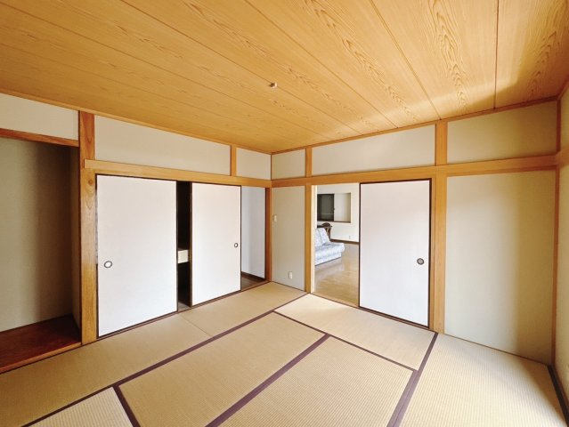 【中古戸建】熊谷市妻沼東4丁目の和室|■和室｜和室を書斎にしたり、冬にはコタツを敷いて家族みんなで年越しをするのもいいですね。家族みんなのお気に入りの空間になります♪