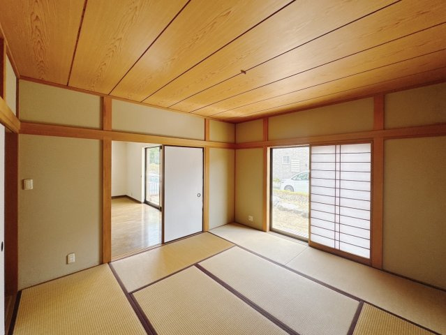 【中古戸建】熊谷市妻沼東4丁目の和室|■和室｜フローリングでは感じることのできない圧倒的な寛ぎやすさを実感してください。独立しているので周りを気にせず寝そべることもできますね♪