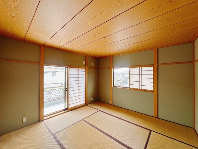 【中古戸建】熊谷市妻沼東4丁目の和室|■和室｜扉付きの和室なのでプライベートな空間にもなります。ご両親がお泊りになっても、ぬくもりを感じられる和室でゆっくりとお寛ぎいただけます♪