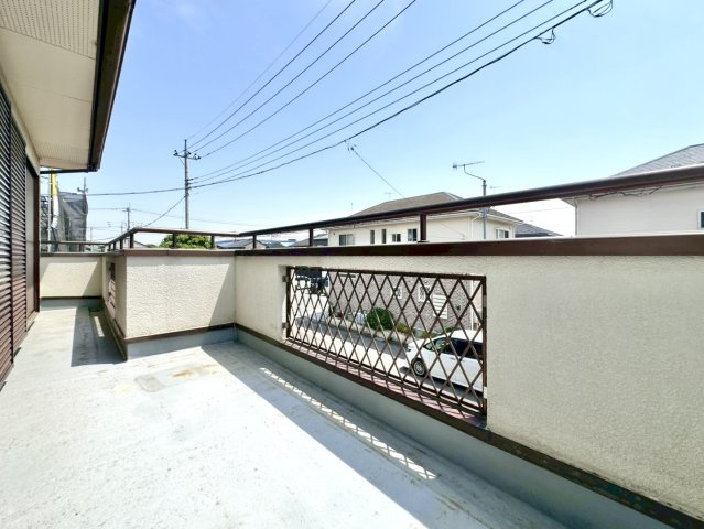 【中古戸建】熊谷市妻沼東4丁目のバルコニー|■バルコニー｜洗濯物やお布団だけでなく雨の日にたまった洗濯物はもちろん、プランターを置くことで家庭菜園も可能です♪
