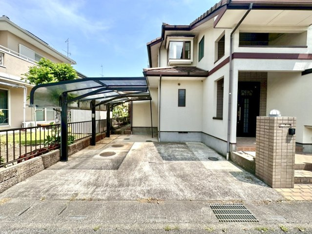 【中古戸建】熊谷市妻沼東4丁目の外観|■外観｜愛車を雨や雹、鳥の糞などから守ることができる嬉しいカーポート付き♪