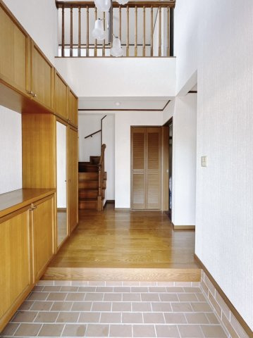 【中古戸建】熊谷市妻沼東4丁目の玄関|■玄関｜収納豊富な玄関♪全身ミラー付き収納もあり、お出かけ前の身だしなみチェックもバッチリです！