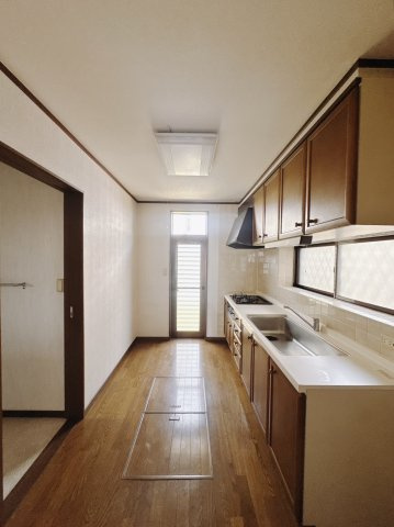 【中古戸建】熊谷市妻沼東4丁目のキッチン|■キッチン｜キッチンの部屋が独立している為、お料理時の油の臭いや煙などが隣接するお部屋に充満しにくい造りとなっています♪