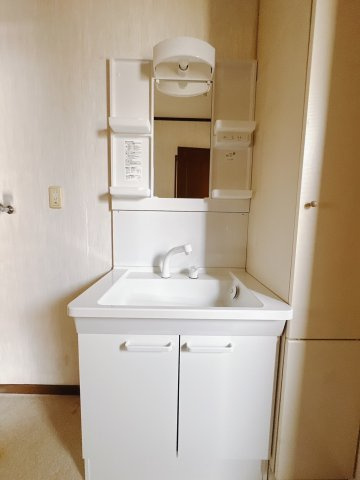 【中古戸建】熊谷市妻沼東4丁目の独立洗面台|■洗面室｜洗濯機を置いてもゆとりある広さの洗面脱衣室です♪大きな鏡で朝の身支度もラクラク♪