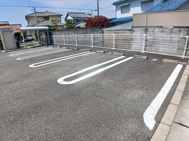シュライン・フロントの駐車場