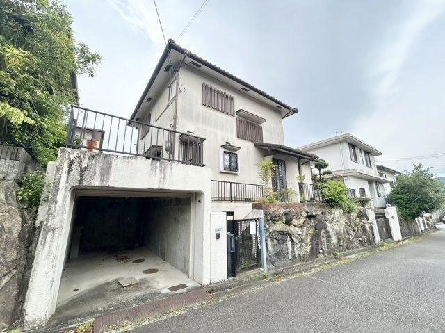 売土地　川西市水明台4丁目の前面道路含む現地写真|前面道路は幅員約6.0mの公道！間口約13.4mのゆとりある敷地で、毎日の車の出入りもラクラクです。