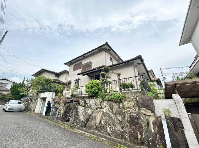 売土地　川西市水明台4丁目の前面道路含む現地写真|公園 徒歩3分、小学校 徒歩4分、中学校 徒歩7分、幼稚園 徒歩6分と子育てしやすい住環境です。