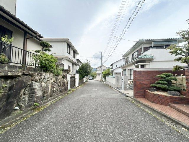 売土地　川西市水明台4丁目の前面道路含む現地写真