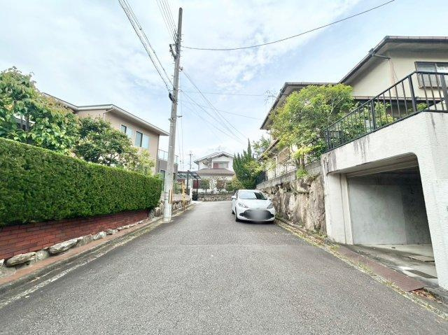 売土地　川西市水明台4丁目の前面道路含む現地写真