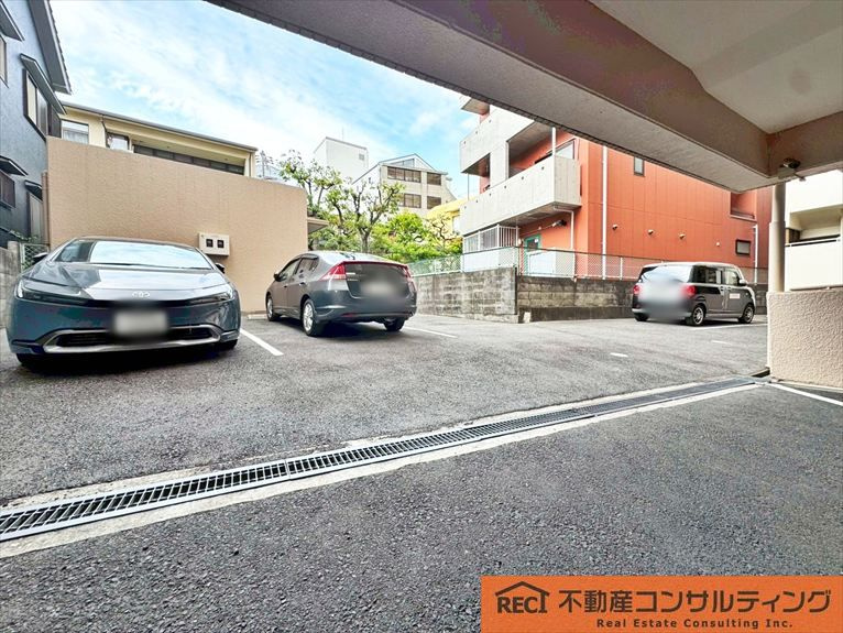 メゾンドール住吉北の駐車場