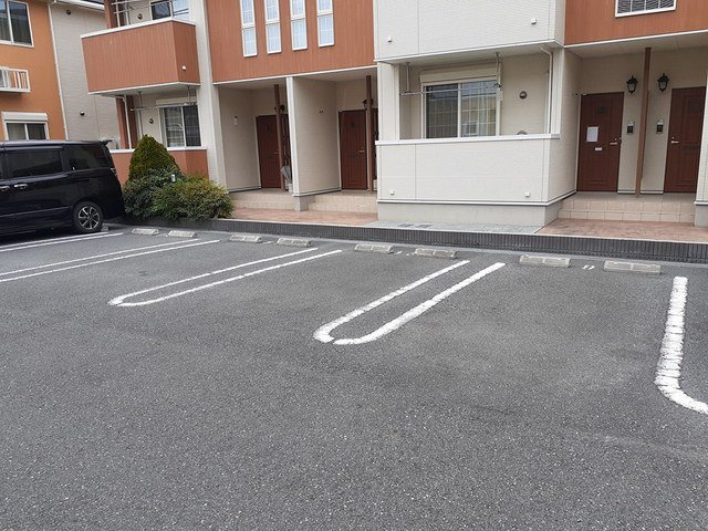 シン．シン．ハウスＢの駐車場