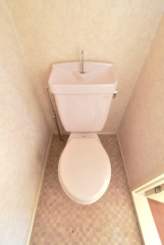 ロイヤルハイツ　C棟のトイレ|ゆったりとした空間のトイレです