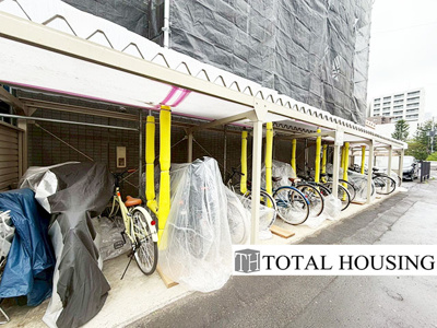 【駐輪場】 | パーソナルハイツ北大前 | 駐輪場は屋根付きなので、雨風の影響を受けにくく、自転車を直射日光から守ることができます。