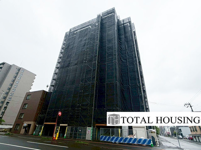 【外観】 | パーソナルハイツ北大前 | シンプルで洗練されたマンション外観は、住む人のセンスを引き立て、落ち着いた雰囲気を提供します。（R8.5.8現在外壁工事中）