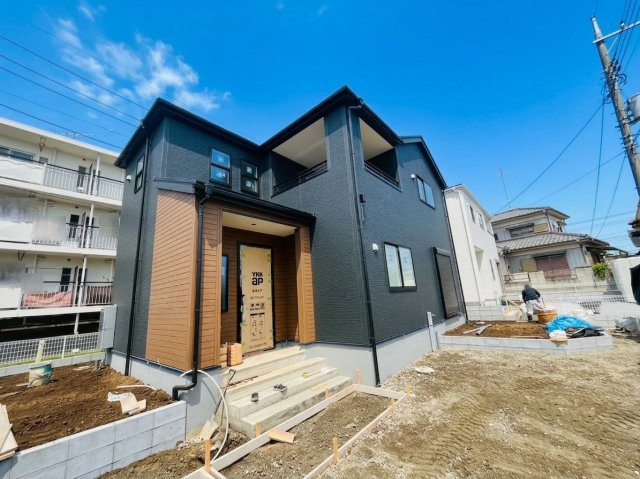 【Livele Garden】　古河市三和　全2邸の前面道路含む現地写真|60坪以上！カースペース並列3台駐車可♪全2棟現場です（＾＾）ぜひ、お気軽にお問い合わせください♪
2026年7月撮影