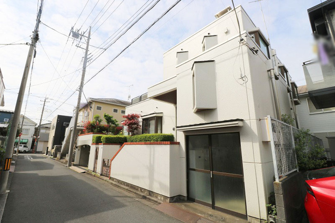 【外観】 | ふじみ野市福岡中央2丁目　中古一戸建住宅　(ふじみ野店) | 1階部分はバイクや自転車の置き場としてご活用いただけます。
