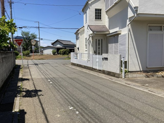 鴻巣市下谷　売地の前面道路含む現地写真