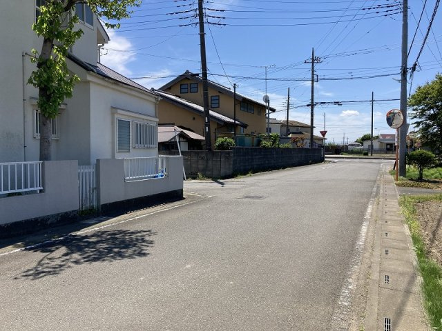 鴻巣市下谷　売地の前面道路含む現地写真