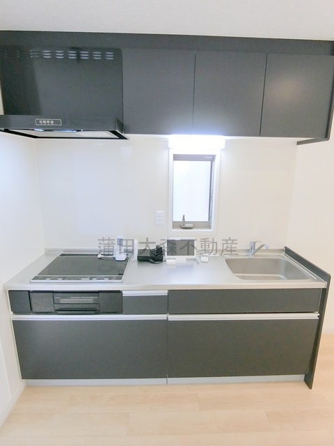 蒲田1丁目賃貸住宅のキッチン|システムキッチン　3口IHグリル付き