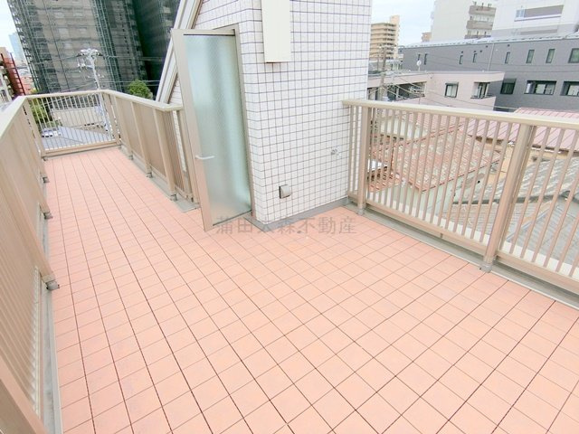 蒲田1丁目賃貸住宅のバルコニー|屋上ルーフバルコニー　その他複数バルコニーあり