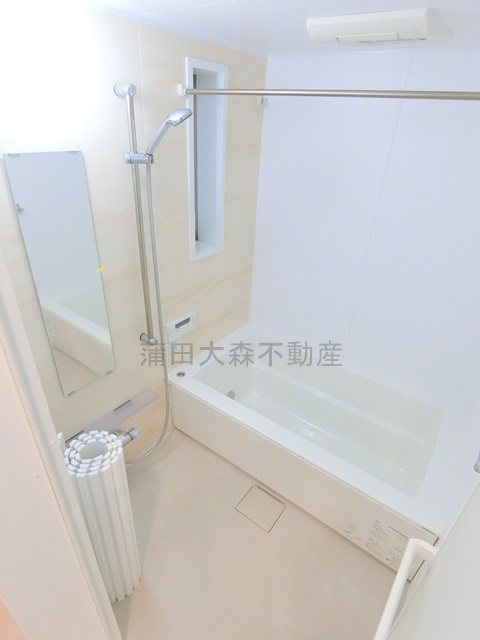 蒲田1丁目賃貸住宅の浴室|お風呂　窓と浴室乾燥機、追い焚き機能付き