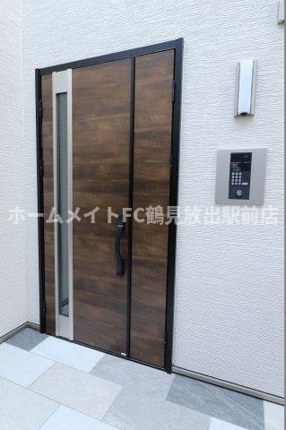大阪市鶴見区諸口１丁目のアパートのエントランス