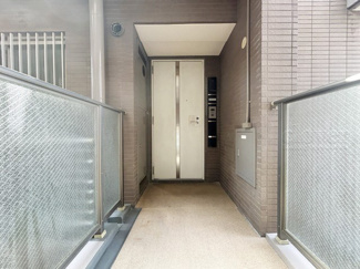 【その他共用部分】 | 皆様をお迎えする、お部屋の玄関ドア。開けやすさや開放角度、ドアノブの操作しやすさや鍵の形状などを、現地で一度ご確認ください。～即日のご見学可能～　お問合せはお気軽にどうぞ。