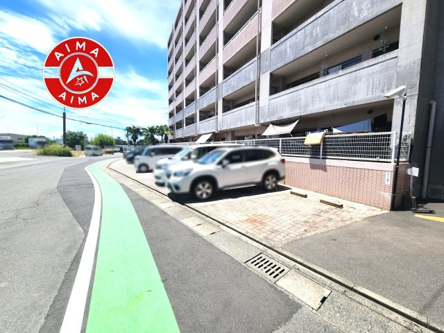 JGMグランドマンション・シュリアン土井の駐車場|ゆったりとしたスペースがある駐車場です。