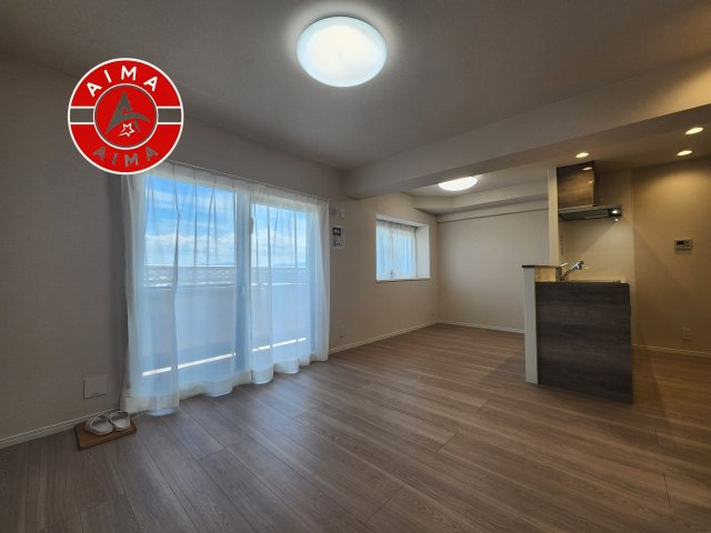 JGMグランドマンション・シュリアン土井の居間・リビング|キッチンからリビングをしっかり確認できます。家族の笑顔があふれる空間になりそうですね。