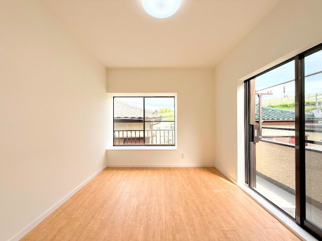 戸塚区戸塚町　中古戸建て　第2の洋室|◆子どものスタディ空間として、あるいは書斎やホビールームとして生活スタイルに合わせて使えるプライベートルーム。居心地のいい落ち着いたインテリアが似合います。