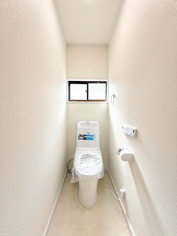 戸塚区戸塚町　中古戸建て　第2のトイレ|◆清潔感のある白を基調とした落ち着ける空間。小窓をもうけていますので、こもりやすい空気の入れ替えも簡単に行えますね！