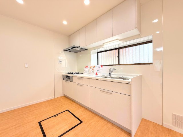 戸塚区戸塚町　中古戸建て　第2のキッチン|◆キッチンからダイニングやリビングが見渡せるキッチン。料理をしながら家族とコミュニケーションをとれるだけでなく、大きな開放感も得られることができます。